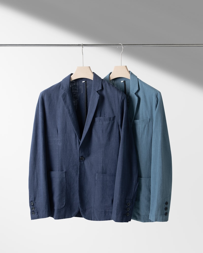 Blazer de lino azul tinta colgado junto a otro más claro