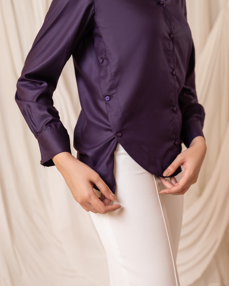 Camisa de viscosa malva con caída de seda y botones al frente